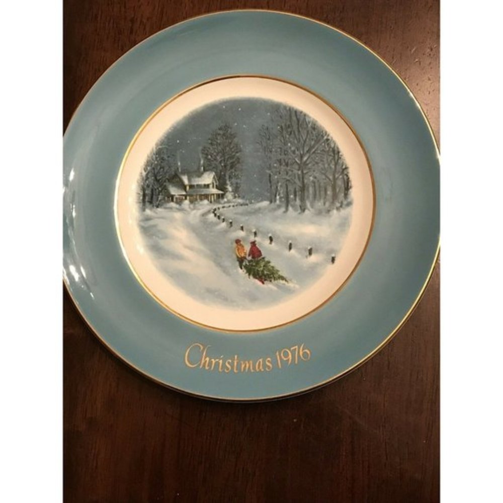 Vintage 1976 Avon Plate “Beautiful Bringing Home The Christmas Tree”
